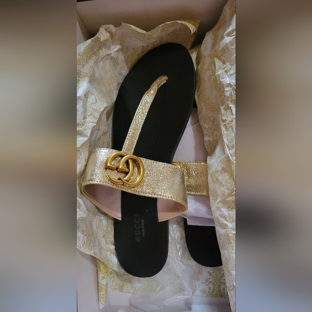 Gucci Gold Metallic Leather Thong Sandals with Black Footbed - Picture 5 of 6